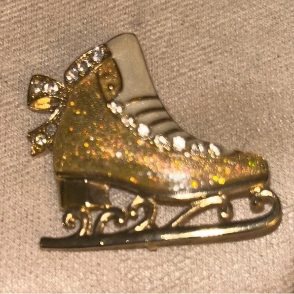 Vintage Gold Tone Rhinestone Ice Skate Brooch Winter Holiday Pin - Picture 1 of 5